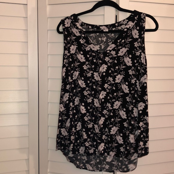 Black floral print tank top 🖤 - Picture 1 of 6